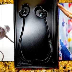 Bose soundsport headphones never used